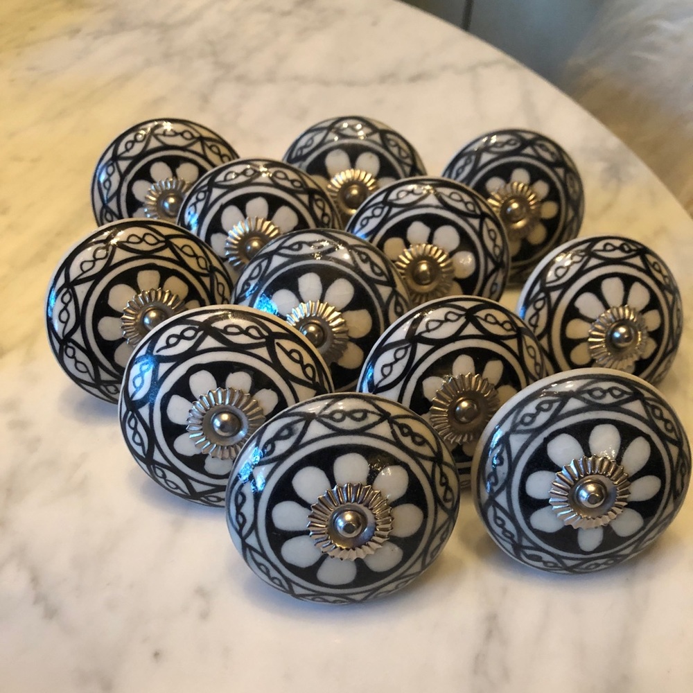 12 Ceramic Black and White Knobs